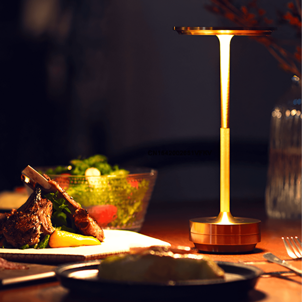 Sort trådløs bordlampe med LED-lys, justerbar og perfekt til moderne hjem.