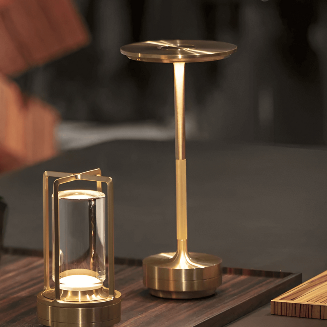 Sort trådløs bordlampe med LED-lys, justerbar og perfekt til moderne hjem.