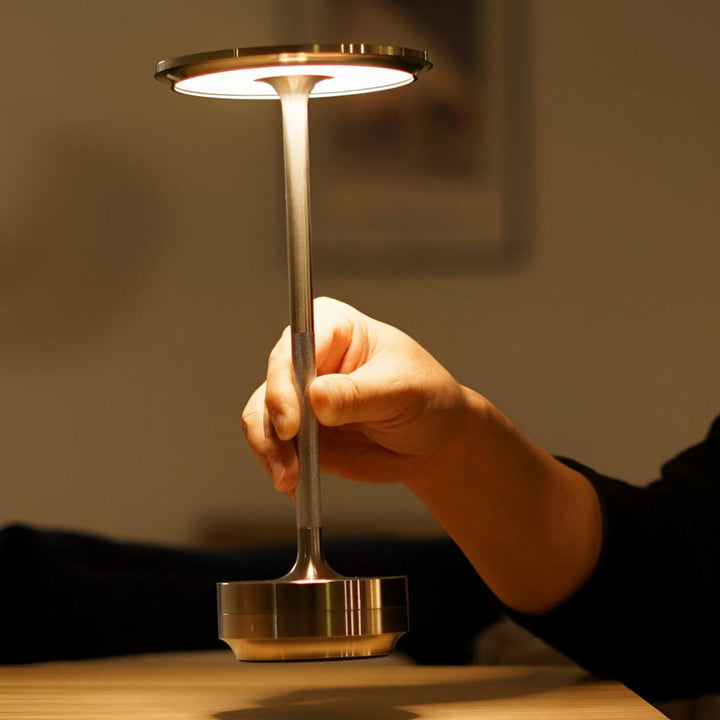 Sort trådløs bordlampe med LED-lys, justerbar og perfekt til moderne hjem.