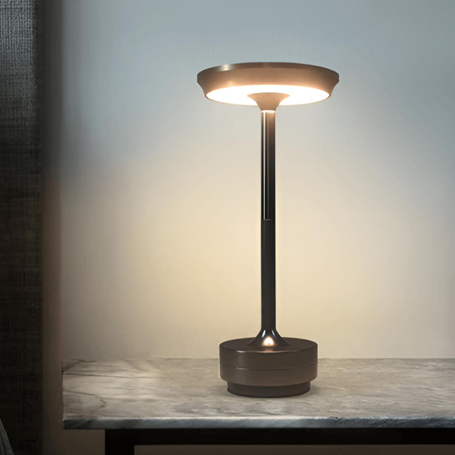 Sort trådløs bordlampe med LED-lys, justerbar og perfekt til moderne hjem.