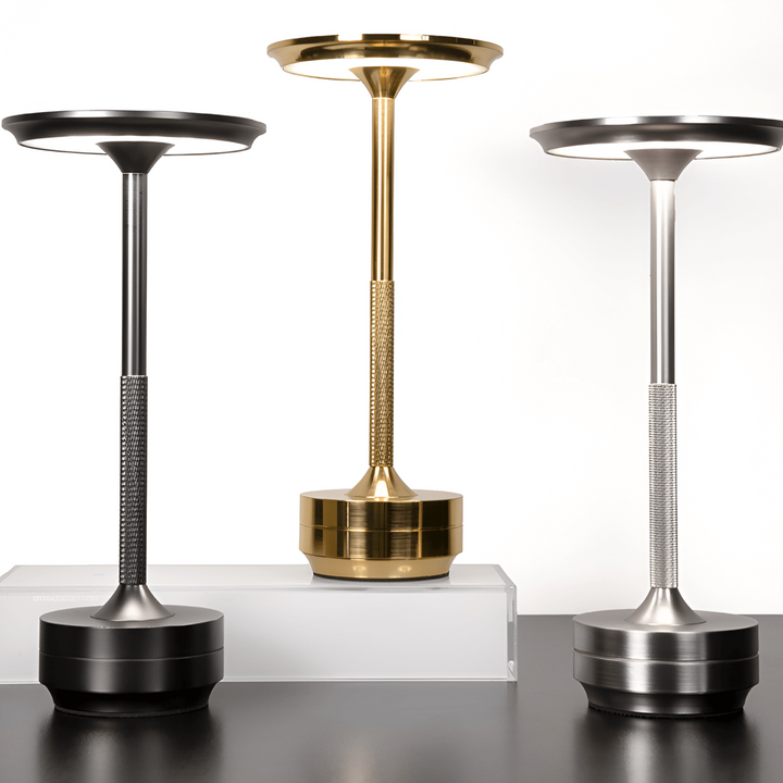 Sort trådløs bordlampe med LED-lys, justerbar og perfekt til moderne hjem.