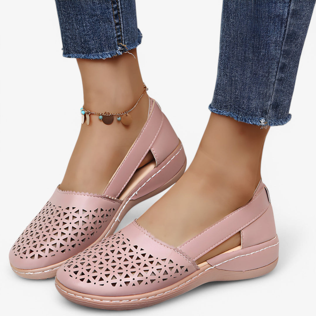 "Stilfulde dame sandaler med ergonomisk fodseng, justerbar pasform og skridsikker sål i sort farve."
