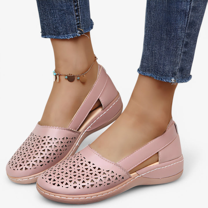 "Stilfulde dame sandaler med ergonomisk fodseng, justerbar pasform og skridsikker sål i sort farve."