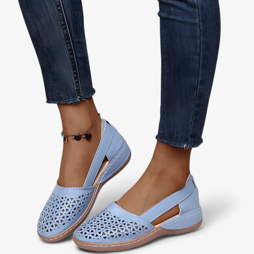 "Stilfulde dame sandaler med ergonomisk fodseng, justerbar pasform og skridsikker sål i sort farve."