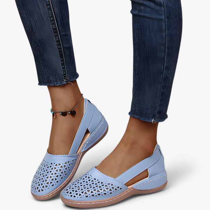 "Stilfulde dame sandaler med ergonomisk fodseng, justerbar pasform og skridsikker sål i sort farve."