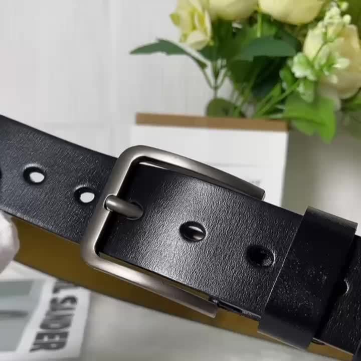 Herrebælte i stilfuldt sort læder båret med jeans, et alsidigt og holdbart tilbehør til mænd.