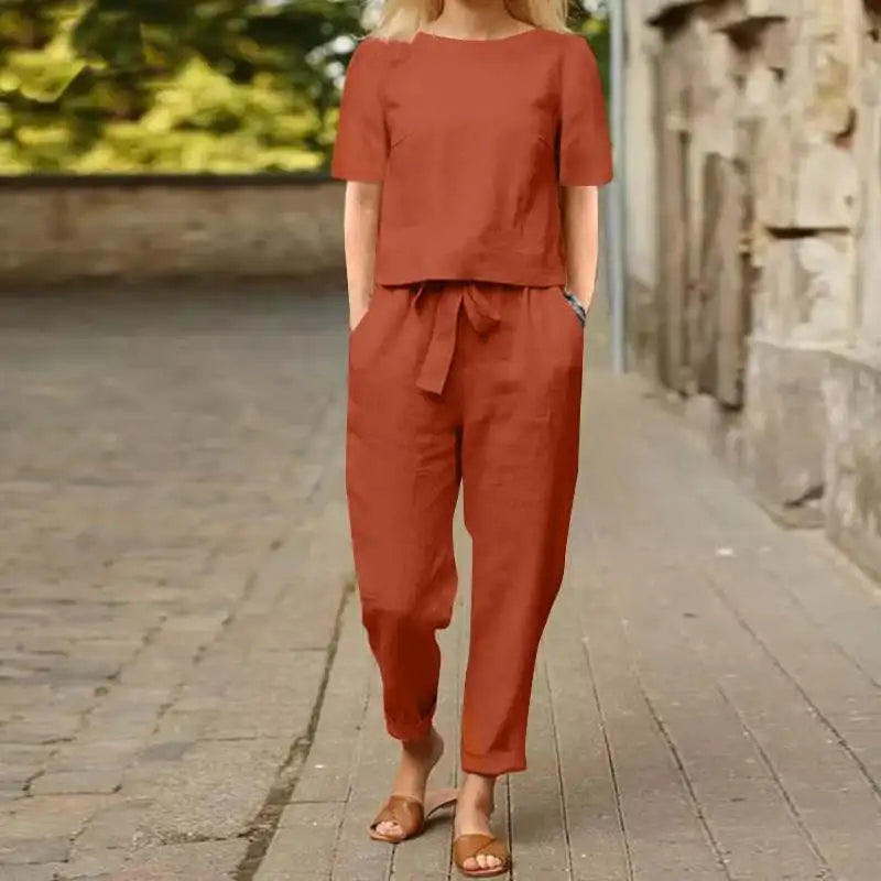 Kvinder jumpsuit-sæt i elegant design, perfekt til både afslappede og formelle begivenheder