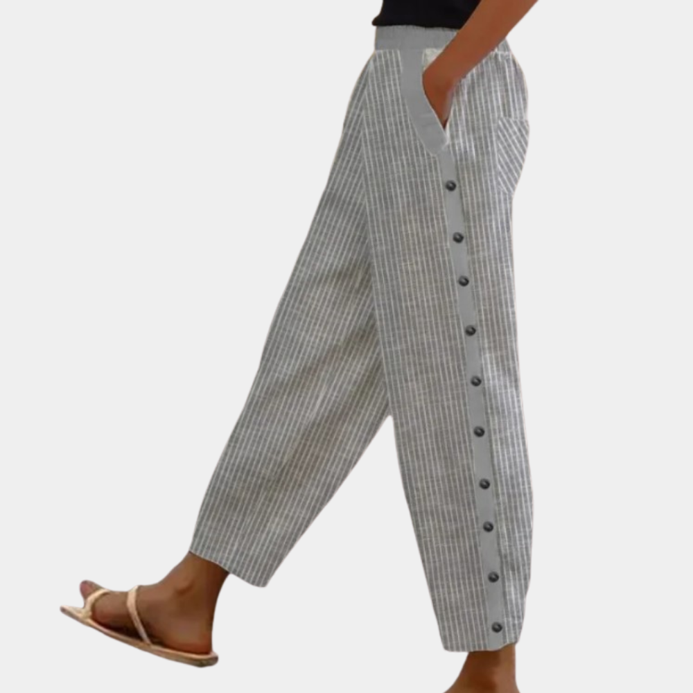 Elegante stribede damebukser i hvid, med et tidløst design og flatterende snit.