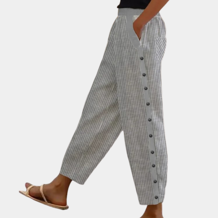 Elegante stribede damebukser i hvid, med et tidløst design og flatterende snit.