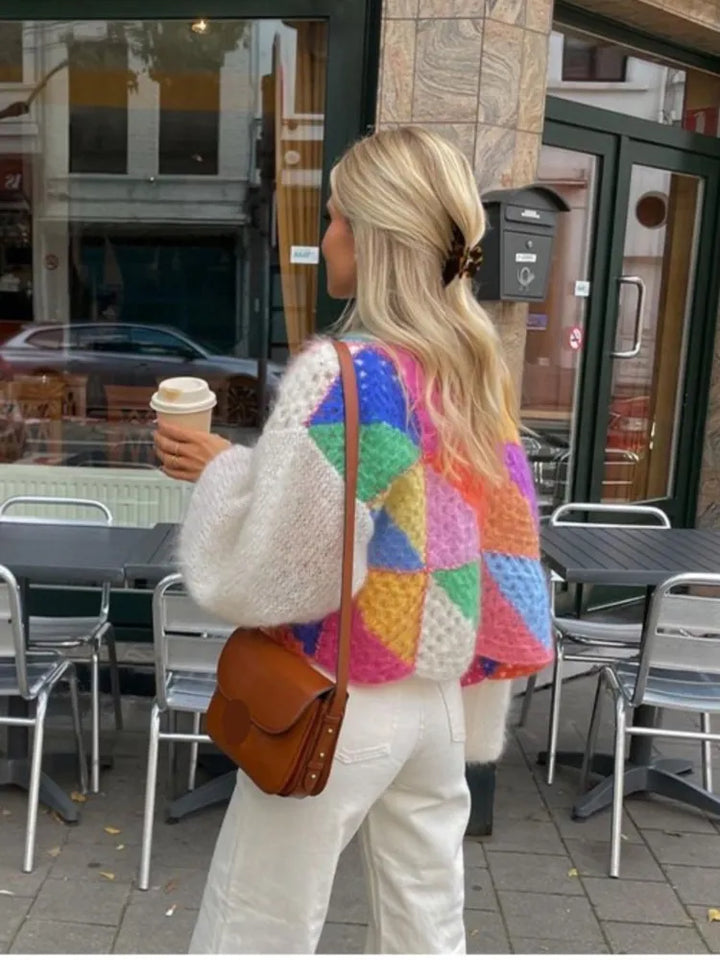 Elegant stribet damepullover med åben hals og markante puffærmer, ideel til alle anledninger