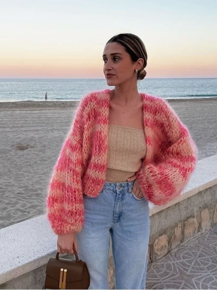 Komfortabel stribet trøje med lange puffærmer, velegnet til kølige dage og elegant styling