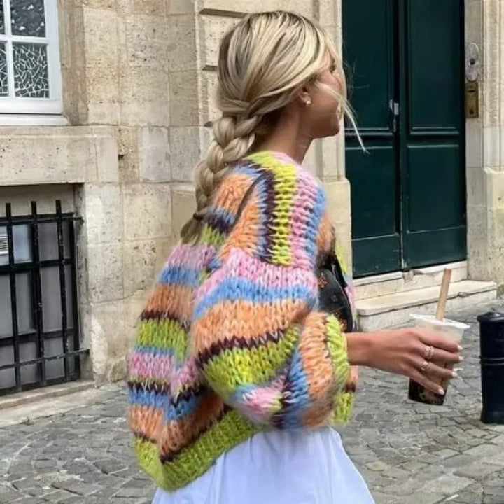 Feminin stribet top med fremtrædende puffærmer, ideel til at skabe et sofistikeret look