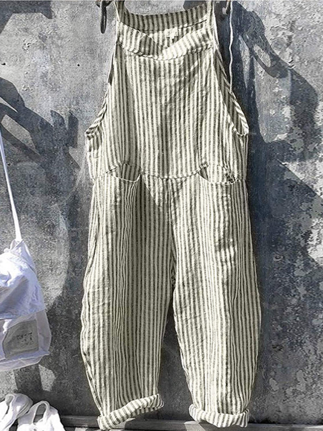 "Stribet ærmeløs jumpsuit med løs pasform og lommer. Blødt materiale for komfort og stil til daglig brug."