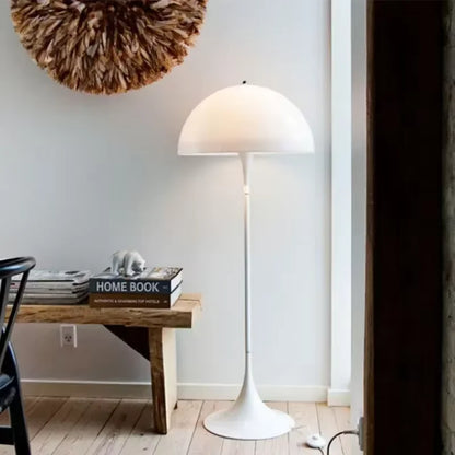 "Svampeformet gulvlampe i nordisk design med LED-belysning, minimalistisk look. Tilføjer stil og hygge til rummet."