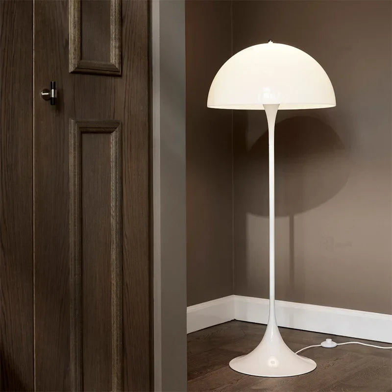 "Svampeformet gulvlampe i nordisk design med LED-belysning, minimalistisk look. Tilføjer stil og hygge til rummet."