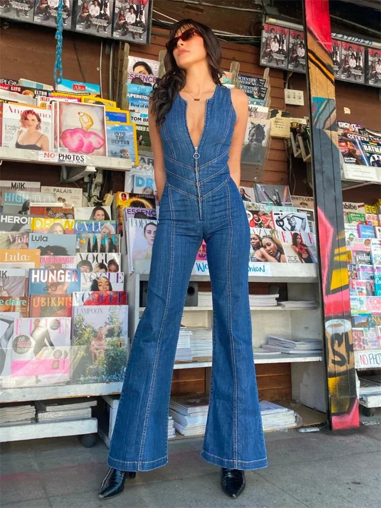 Tætsiddende denim jumpsuit, ærmeløs, elegant silhuet, blødt stof, set forfra