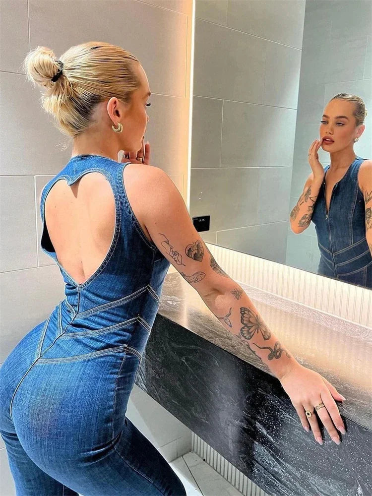 Tætsiddende denim jumpsuit, ærmeløs, elegant silhuet, blødt stof, set forfra