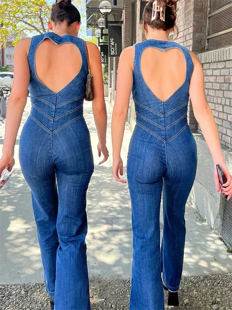Tætsiddende denim jumpsuit, ærmeløs, elegant silhuet, blødt stof, set forfra