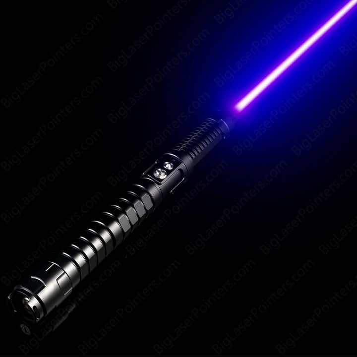 "Taktisk blå laser lommelygte med lang rækkevidde, robust aluminium design, kompakt og ideel til outdoor nataktiviteter."