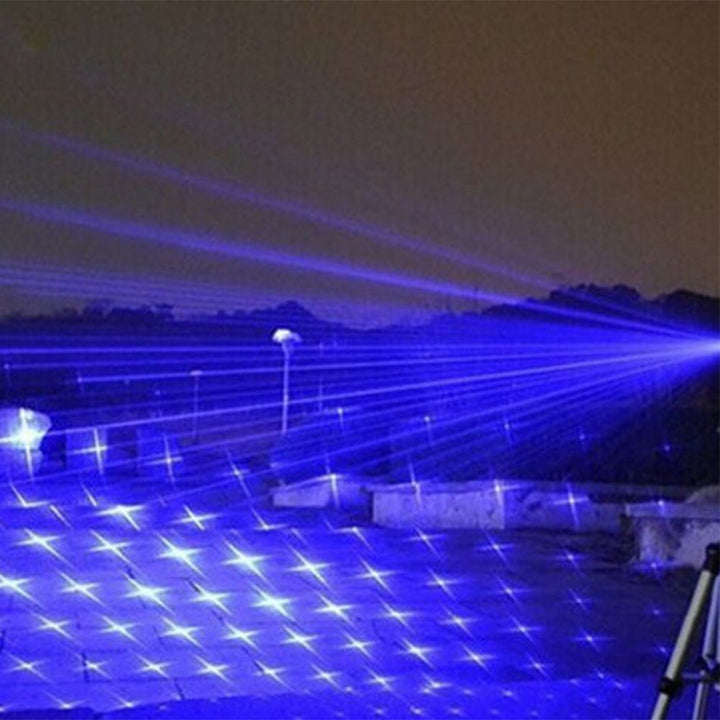 "Taktisk blå laser lommelygte med lang rækkevidde, robust aluminium design, kompakt og ideel til outdoor nataktiviteter."