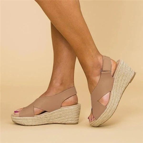 Taupe ortopædiske espadriller med kilehæl, elegante og komfortable, ideelle til hverdag og fest. Kvindesko i høj kvalitet.