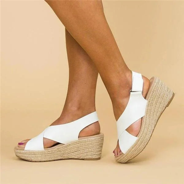 Taupe ortopædiske espadriller med kilehæl, elegante og komfortable, ideelle til hverdag og fest. Kvindesko i høj kvalitet.