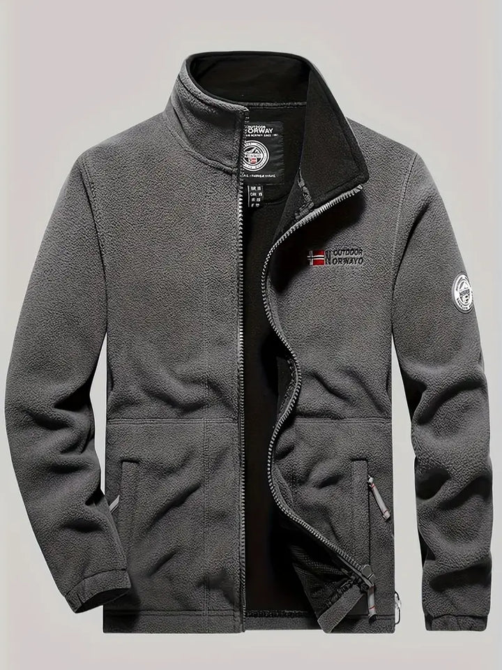 "Termisk fleece jakke i sort, perfekt til udendørs aktiviteter. Blødt stof, moderne design, fremragende isolering."