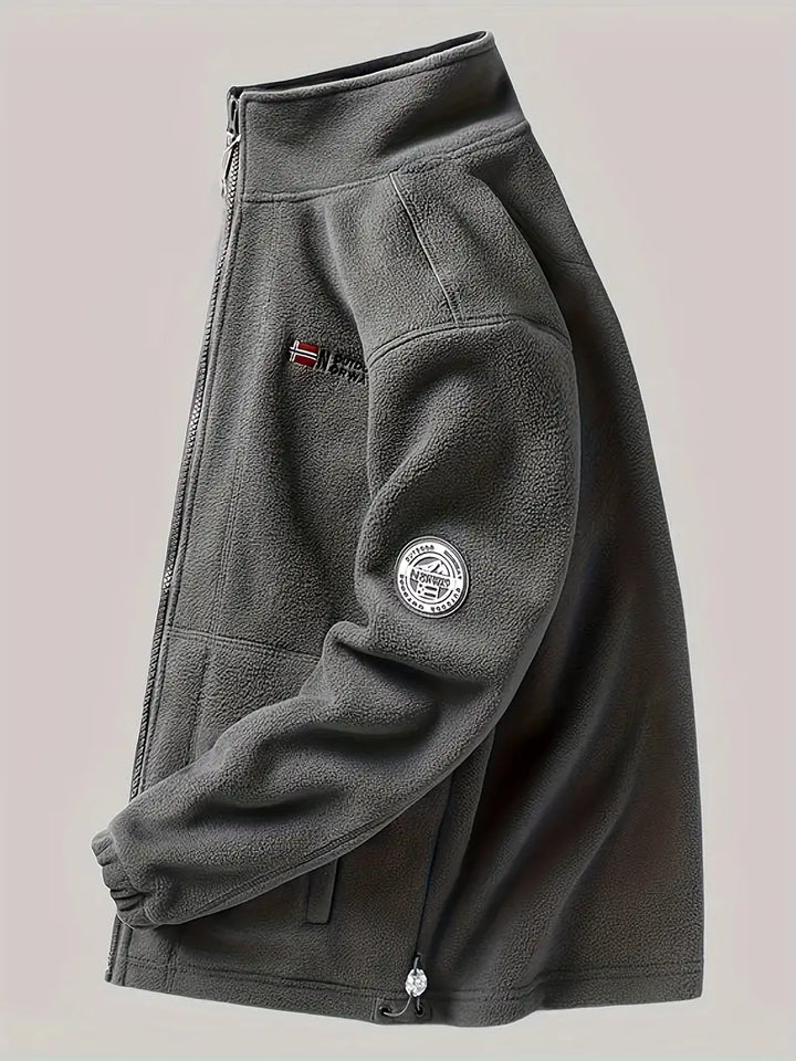 "Termisk fleece jakke i sort, perfekt til udendørs aktiviteter. Blødt stof, moderne design, fremragende isolering."