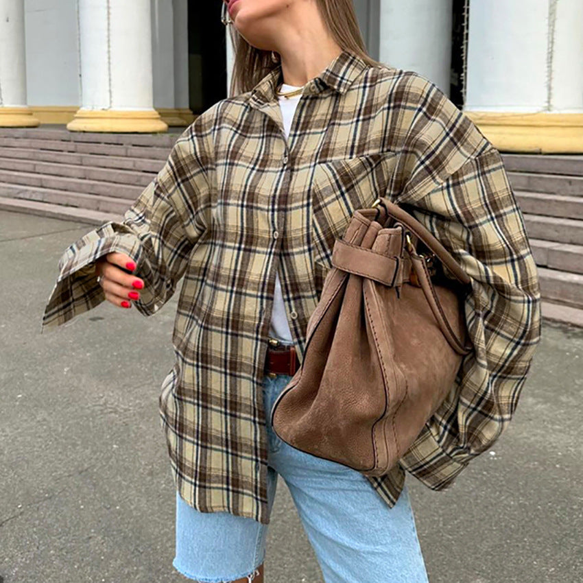 Oversize ternet skjorte til kvinder, afslappet pasform, perfekt til jeans eller shorts, med knaplukning og brede ærmer.