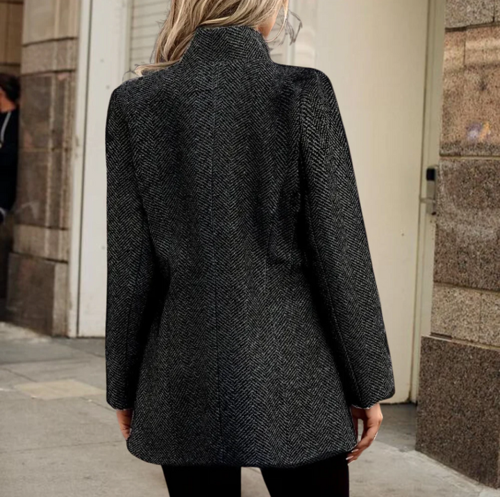 Elegant dameblazer med tidløst design, skræddersyet pasform og raffinerede detaljer, perfekt til enhver lejlighed.