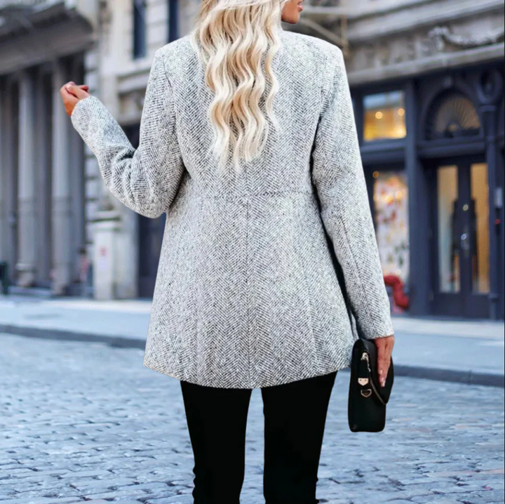 Elegant dameblazer med tidløst design, skræddersyet pasform og raffinerede detaljer, perfekt til enhver lejlighed.