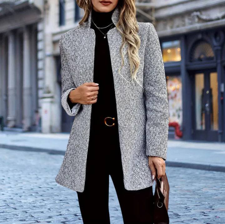 Elegant dameblazer med tidløst design, skræddersyet pasform og raffinerede detaljer, perfekt til enhver lejlighed.