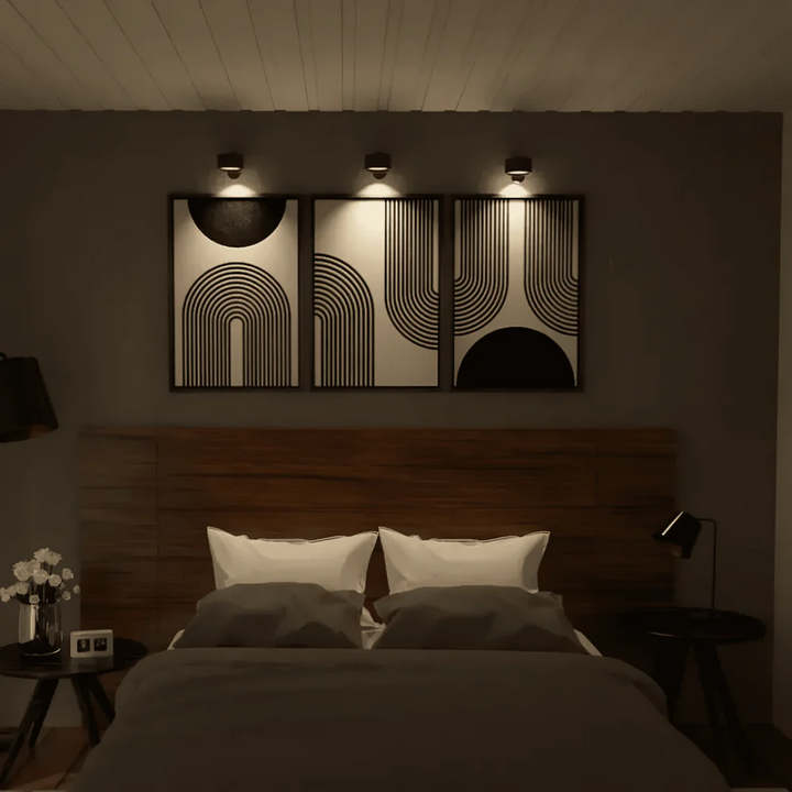 Genopladelig trådløs LED væglampe i elegant aluminium. Fleksibel belysning med touch og fjernbetjening.