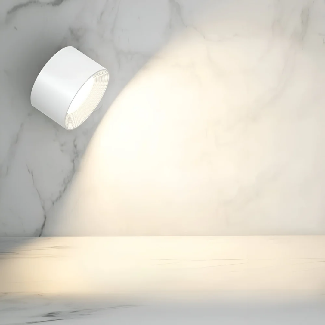 Stilfuld trådløs LED væglampe i børstet aluminium. Genopladelig, med touch/fjernbetjening for fleksibel belysning.