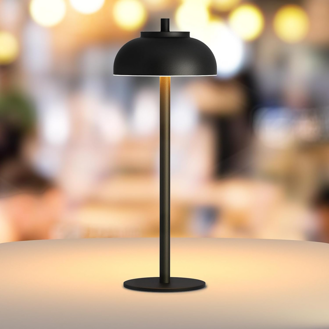 Trådløs bordlampe med elegant aluminiumsdesign og berøringskontrol, justerbar lysfarve og lang batterilevetid.