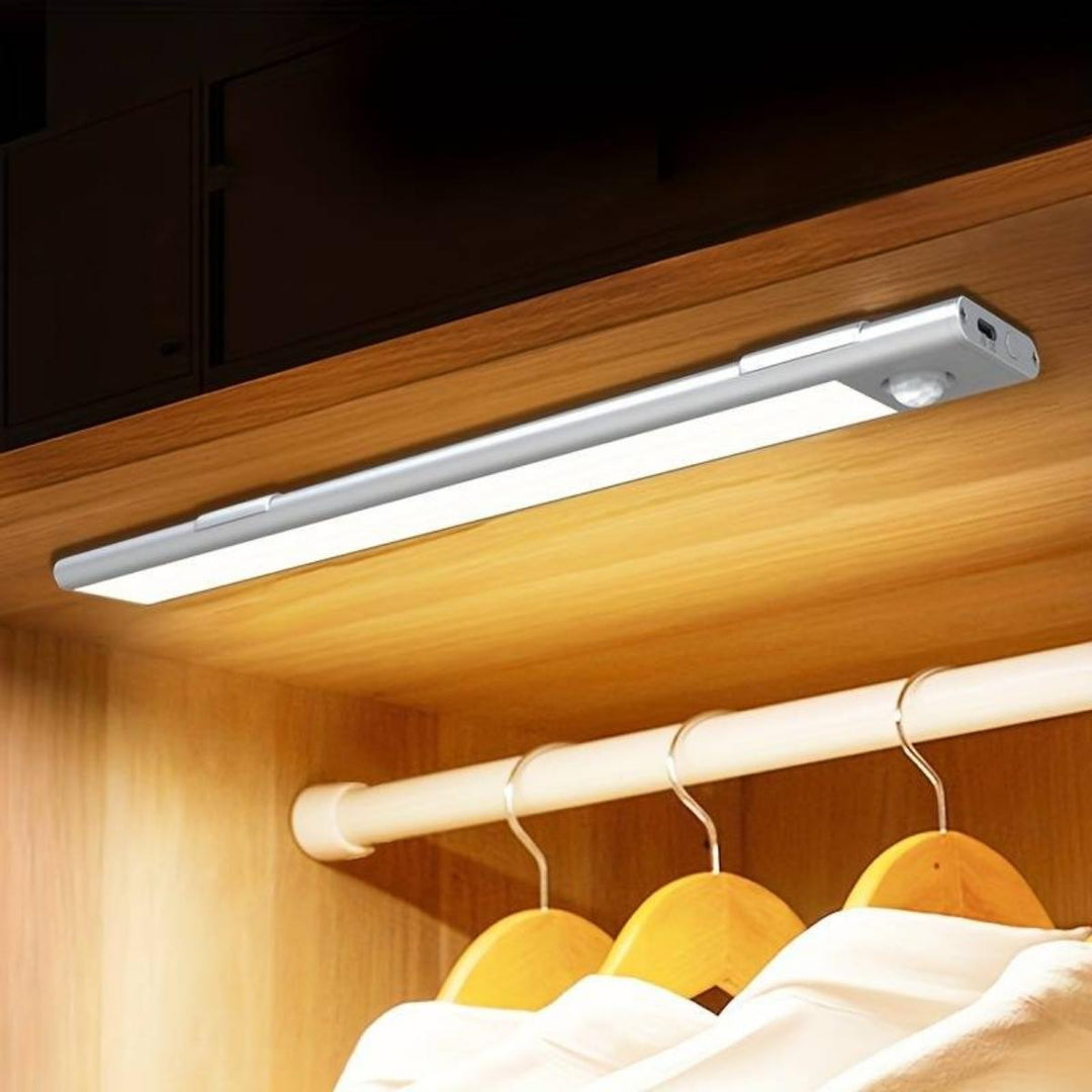 Trådløs sensorlampe med tre lysfarver, vægmonteret, minimalistisk design, varm og kold hvid lys, energibesparende.