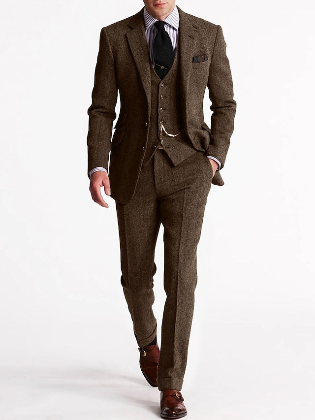 "Tredelt tweed jakkesæt til mænd i brun, elegant og klassisk stil, inkluderer skjorte, vest og bukser for sofistikeret look."
