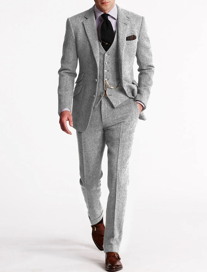 "Tredelt tweed jakkesæt til mænd i brun, elegant og klassisk stil, inkluderer skjorte, vest og bukser for sofistikeret look."