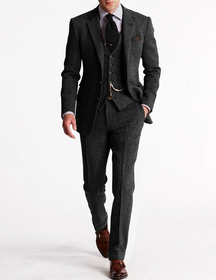 "Tredelt tweed jakkesæt til mænd i brun, elegant og klassisk stil, inkluderer skjorte, vest og bukser for sofistikeret look."