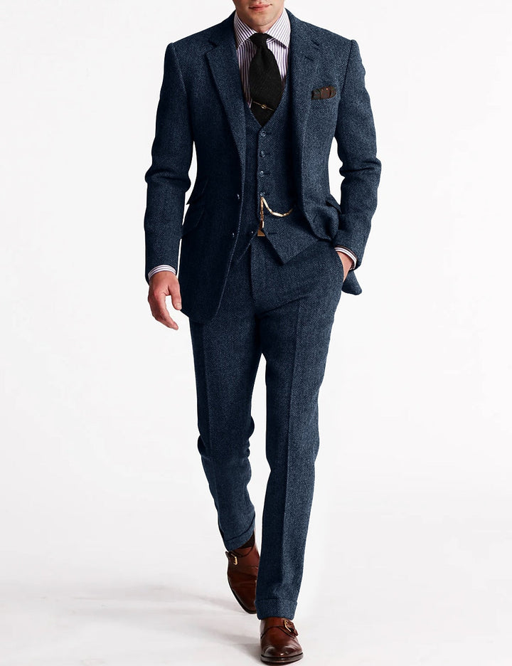"Tredelt tweed jakkesæt til mænd i brun, elegant og klassisk stil, inkluderer skjorte, vest og bukser for sofistikeret look."
