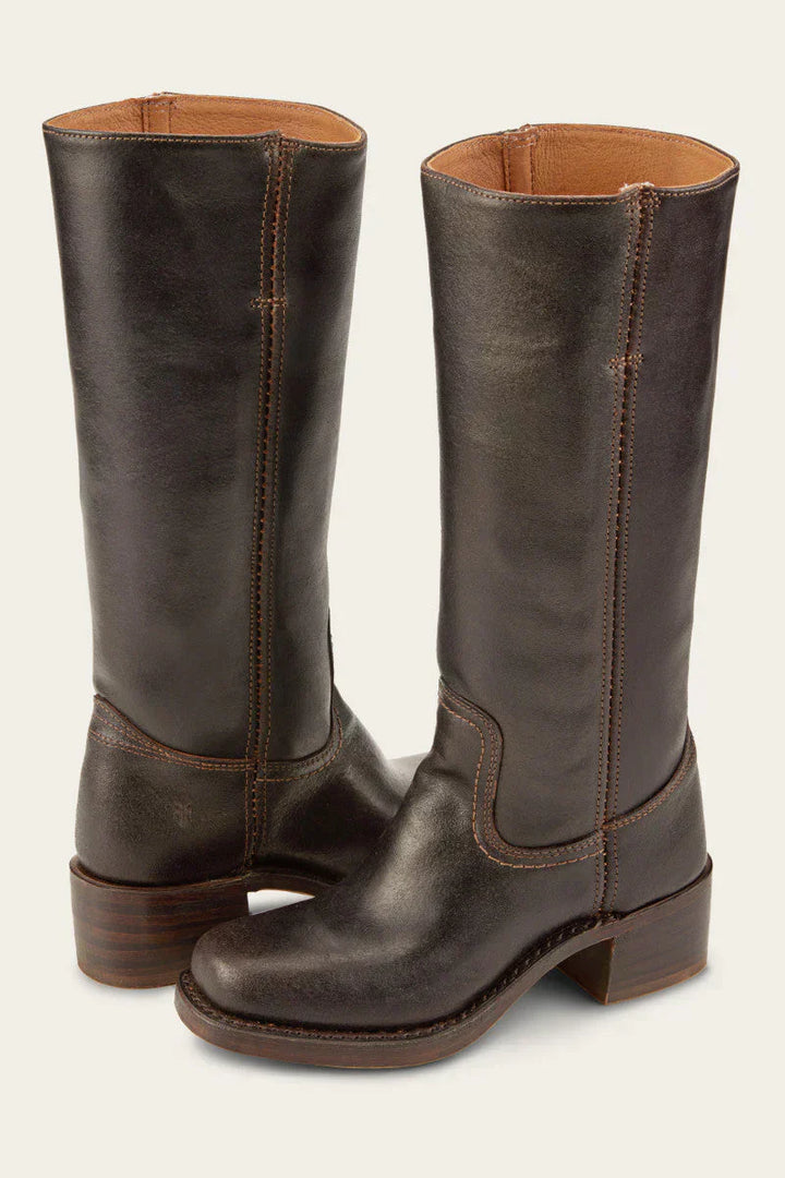 "Trendy, brun læderstøvle til kvinder, high boots stil, fremstillet af holdbart og høj kvalitet læder, elegant design."