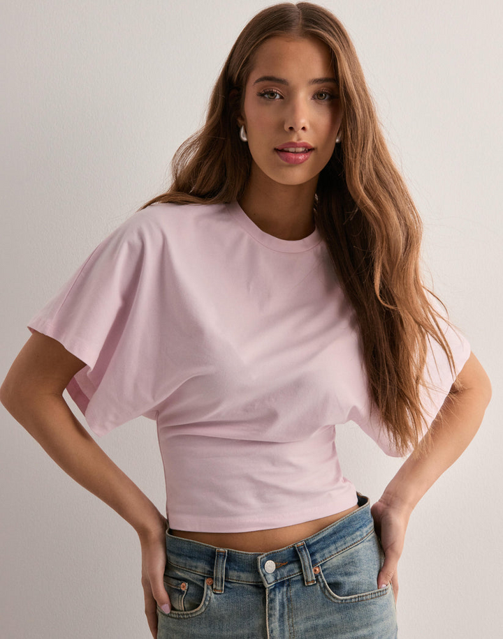 Trendy kvinders crop top med flagermusærmer & tætsiddende talje. Perfekt sommerbluse.