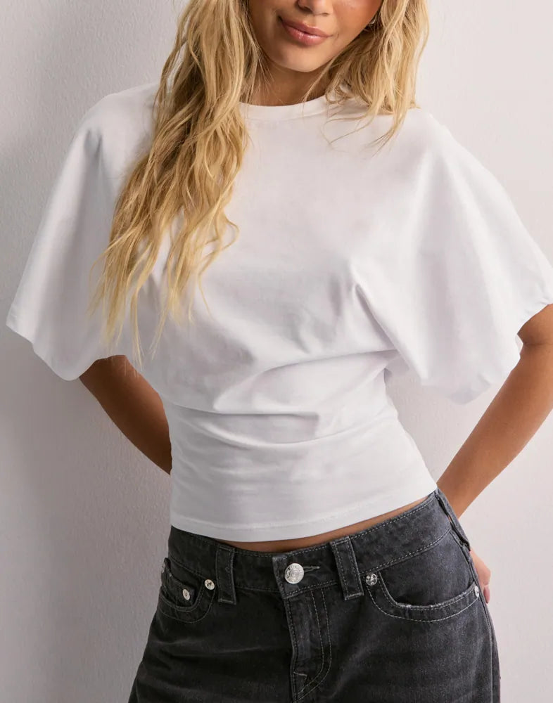 Stilfuld kortærmet crop bluse til kvinder med flagermusærmer. Moderne hverdagsbluse.
