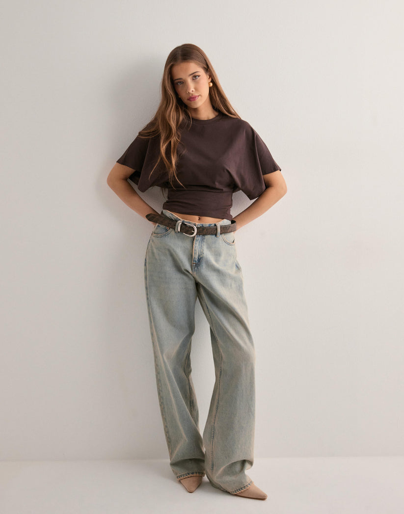 Basic, trendy crop t-shirt til kvinder. Kortærmet med flagermusærmer & tætsiddende talje for stilfuldt look.