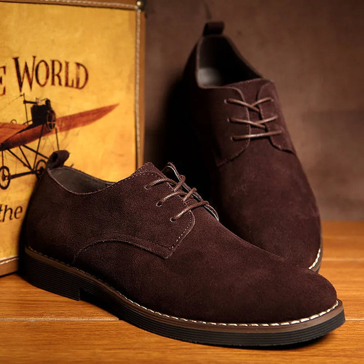 Trendy Oxford sko i sort læder til mænd og kvinder, moderne design med klassisk snørebånd, perfekt til formelle lejligheder.