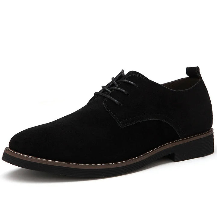 Trendy Oxford sko i sort læder til mænd og kvinder, moderne design med klassisk snørebånd, perfekt til formelle lejligheder.