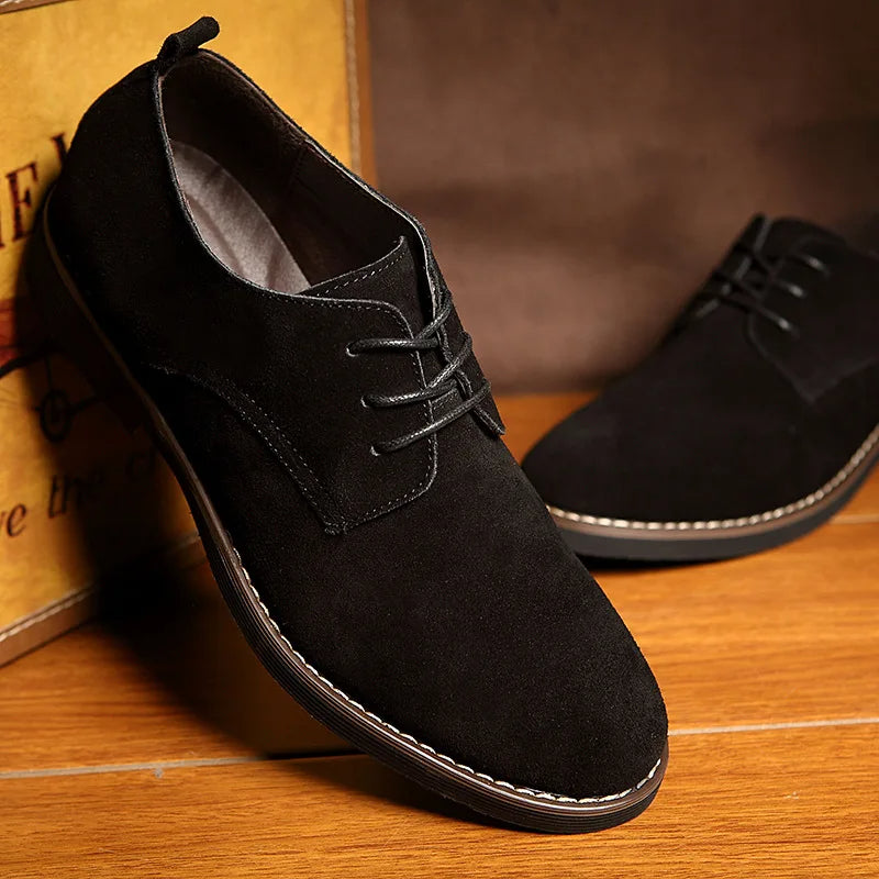 Trendy Oxford sko i sort læder til mænd og kvinder, moderne design med klassisk snørebånd, perfekt til formelle lejligheder.