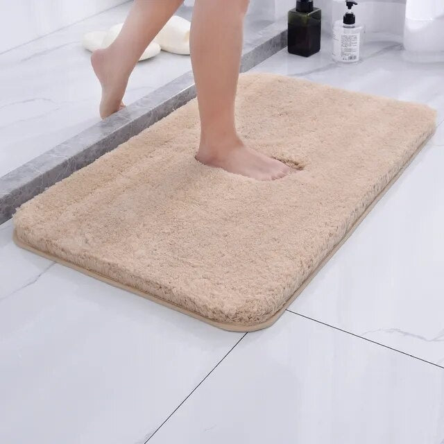 Ultra-blød antiskrid badeværelsesmåtte i beige mikrofiber, stilfuldt design, hurtigtørrende, perfekt til sikker badeglæde.