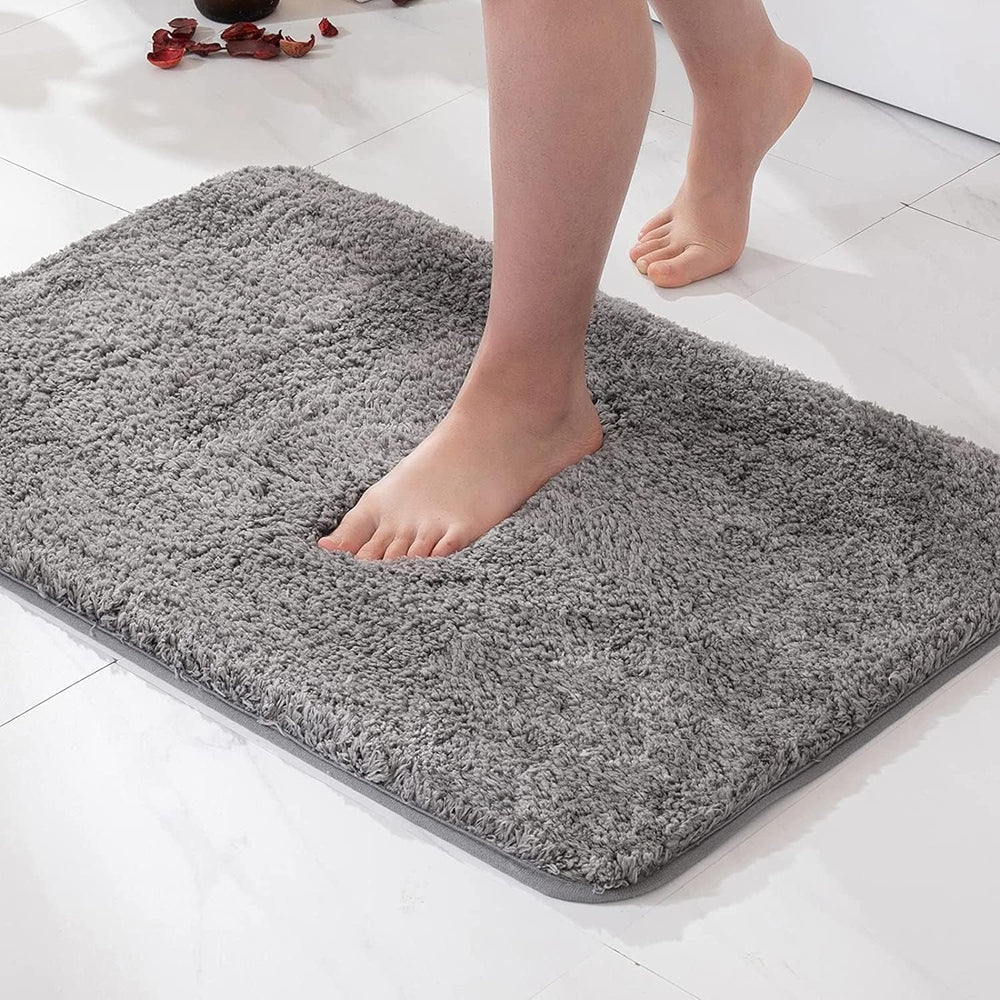 Ultra-blød antiskrid badeværelsesmåtte i beige mikrofiber, stilfuldt design, hurtigtørrende, perfekt til sikker badeglæde.