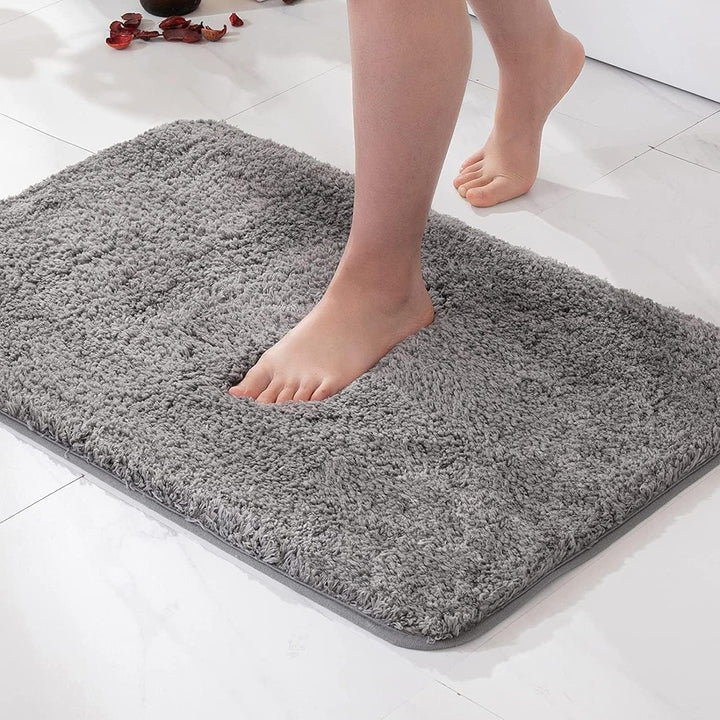 Ultra-blød antiskrid badeværelsesmåtte i beige mikrofiber, stilfuldt design, hurtigtørrende, perfekt til sikker badeglæde.